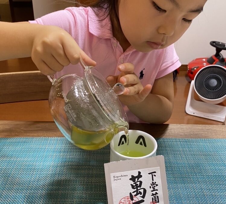 「味覚以外で学ぶ和食」を終えて子供たちが課題に取り組みました。